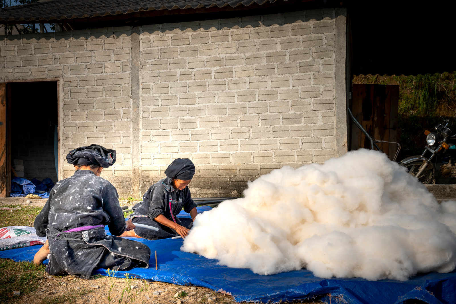Lavoratori di cotone - Avvolgere la pietra refrattaria in un panno di cotone