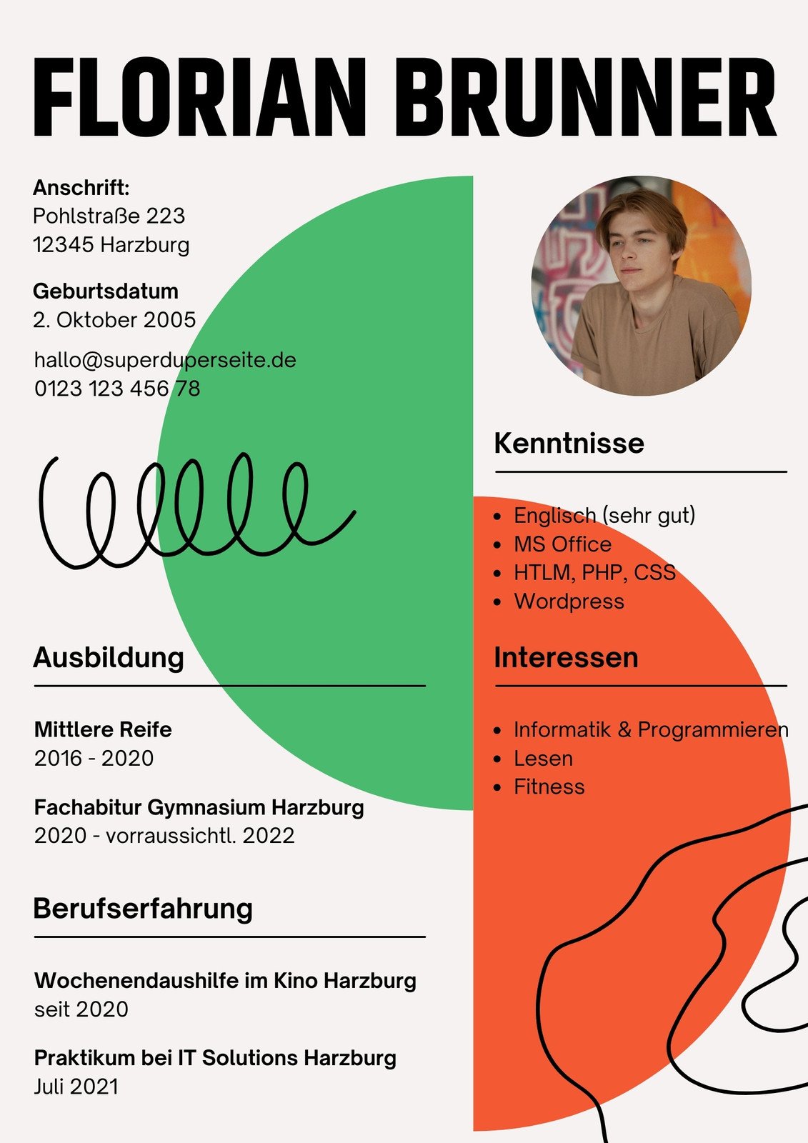 Weiß-grün-orangener geometrischer Lebenslauf mit Foto Schule Florian Brunner