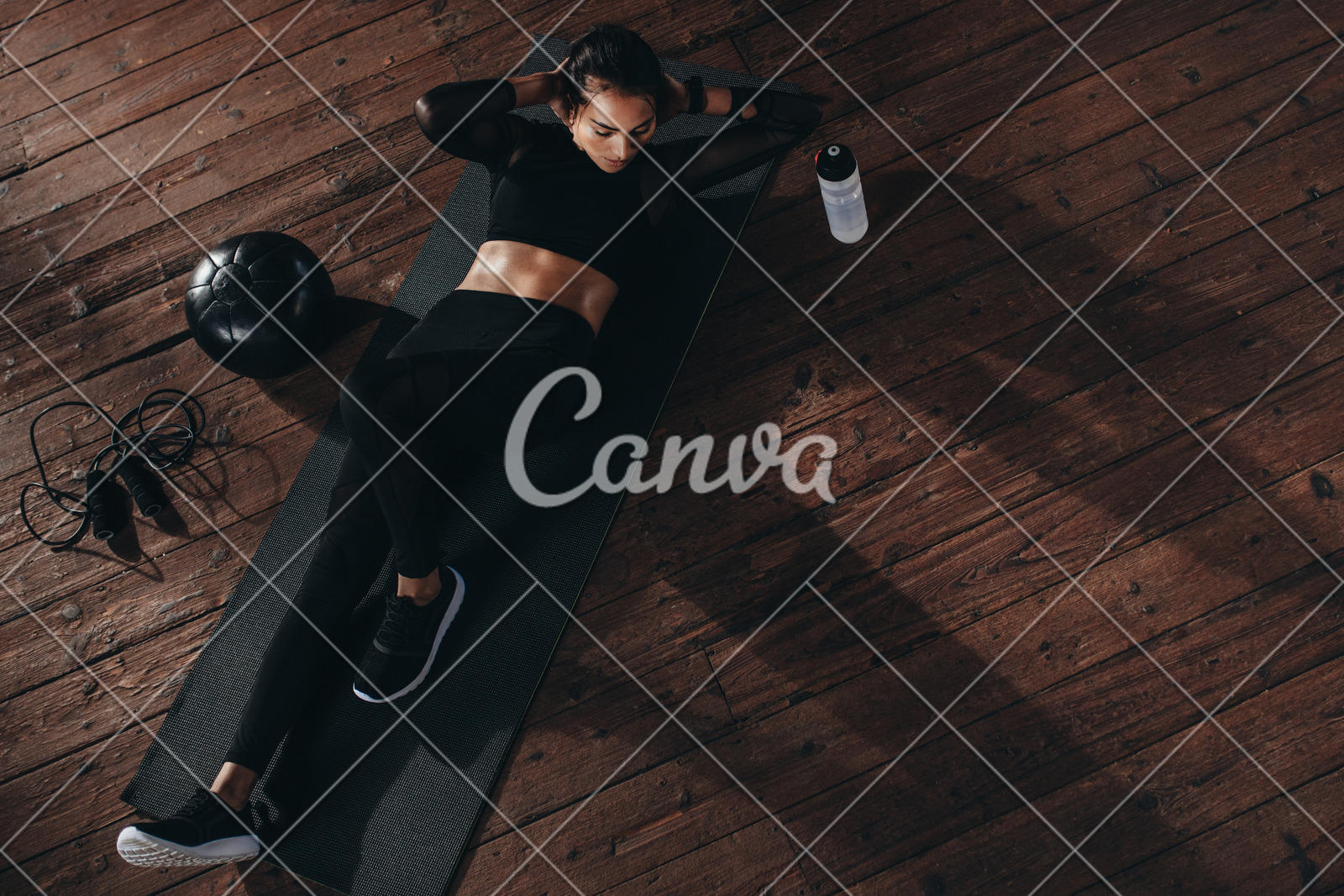 Female Doing Abs Workout At The Gym Photos By Canva