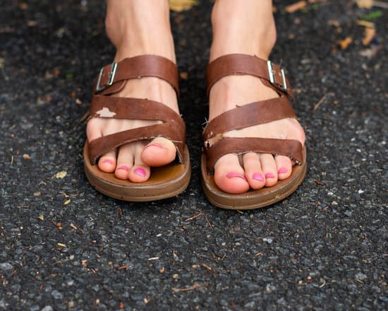 Girl's feet - Photos by Canva