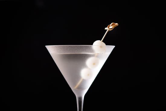 Gibson martini cocktail with onions - Photos by Canva