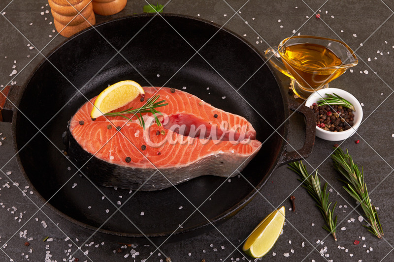 Salmon steak on pan - Photos by Canva