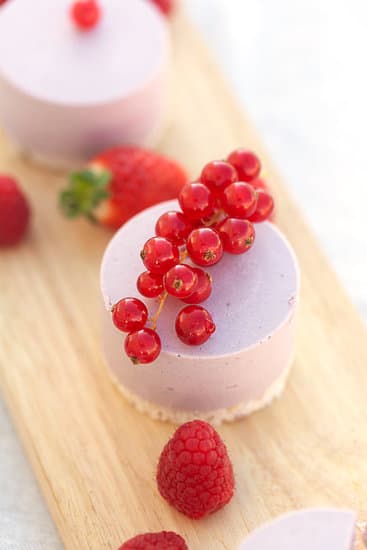 No bake small mousse cake with redcurrant, vertical shoot - Photos by Canva